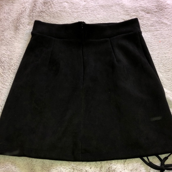 Black mini skirt - Picture 3 of 4